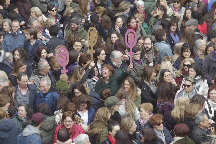 Fotos: Lleno total en la plaza Mayor de Oviedo por el 8-M