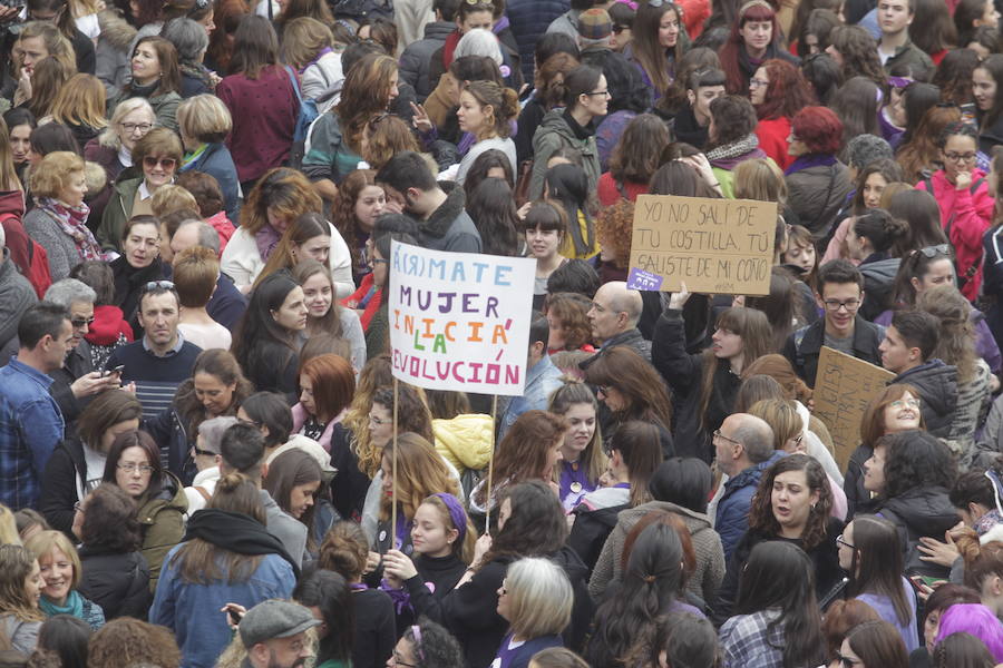 Fotos: Lleno total en la plaza Mayor de Oviedo por el 8-M