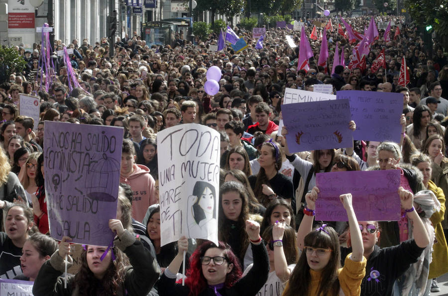 Fotos: Lleno total en la plaza Mayor de Oviedo por el 8-M