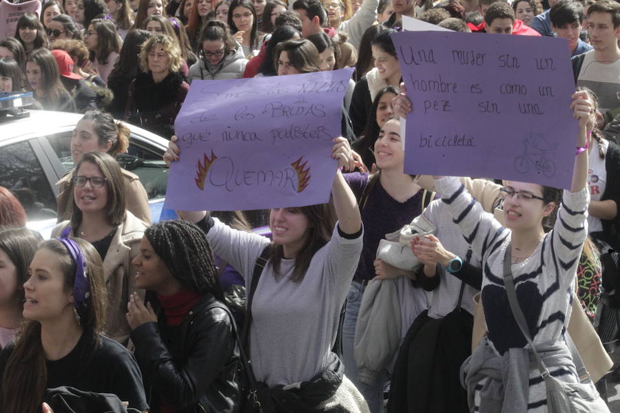 Fotos: Lleno total en la plaza Mayor de Oviedo por el 8-M