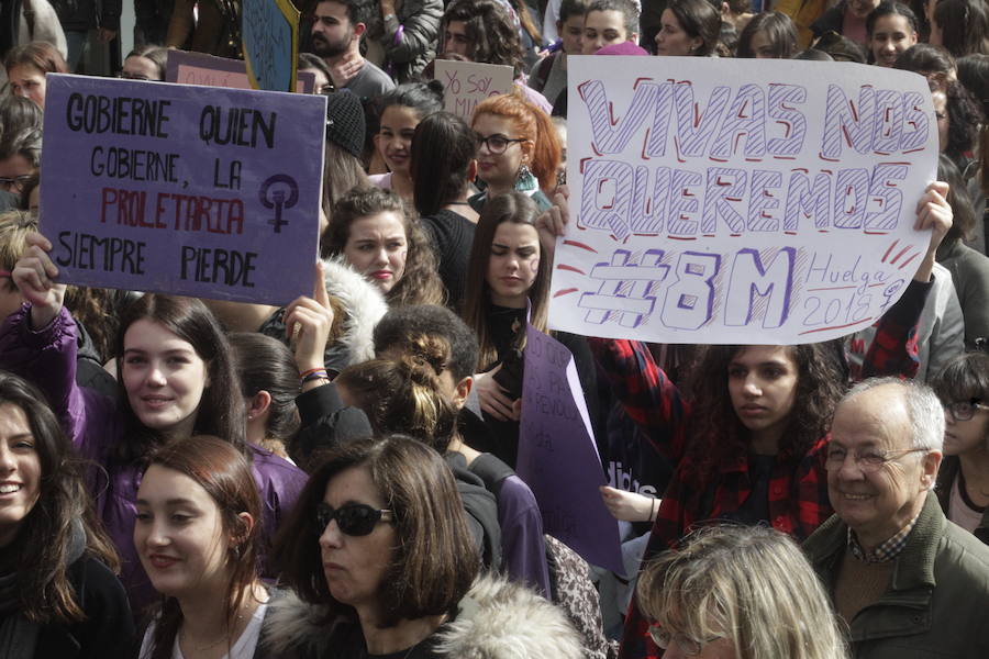 Fotos: Lleno total en la plaza Mayor de Oviedo por el 8-M