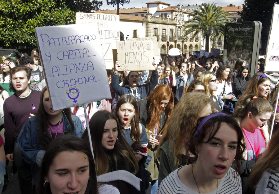 Fotos: Lleno total en la plaza Mayor de Oviedo por el 8-M