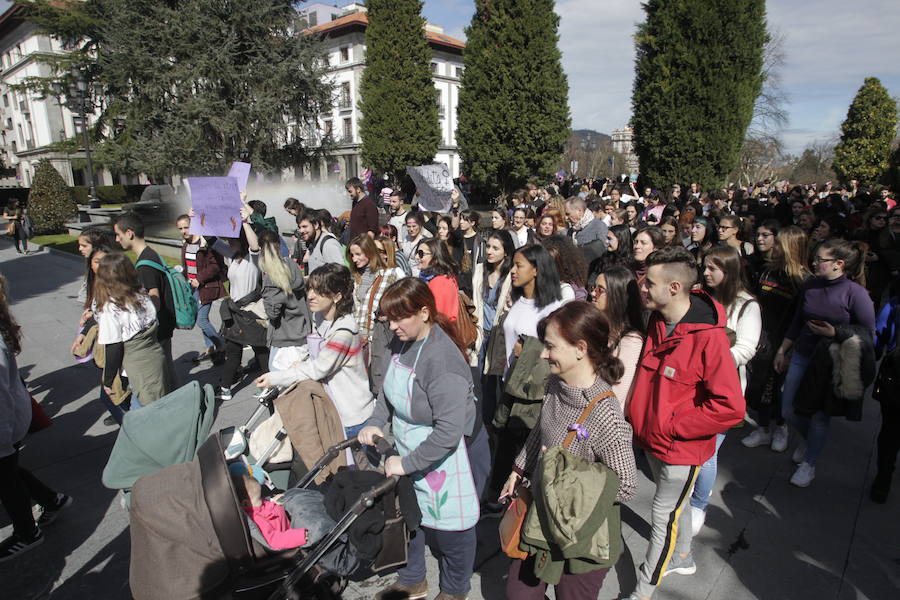 Fotos: Lleno total en la plaza Mayor de Oviedo por el 8-M