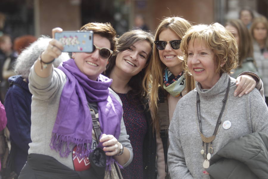 Fotos: Lleno total en la plaza Mayor de Oviedo por el 8-M