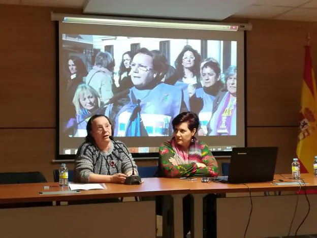 Begoña Piñeiro y Beatriz Egido, durante la charla. :: B. G. H. 