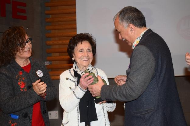 Ángeles Flórez, 'Maricuela', recibe el premio '8 de marzo' de manos del secretario general de UGT, Pepe Álvarez. 