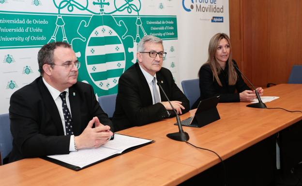 Isaac Pola, Santiago García Granda y Rocío Carrascosa, durante la presentación del plan de movilidad. 