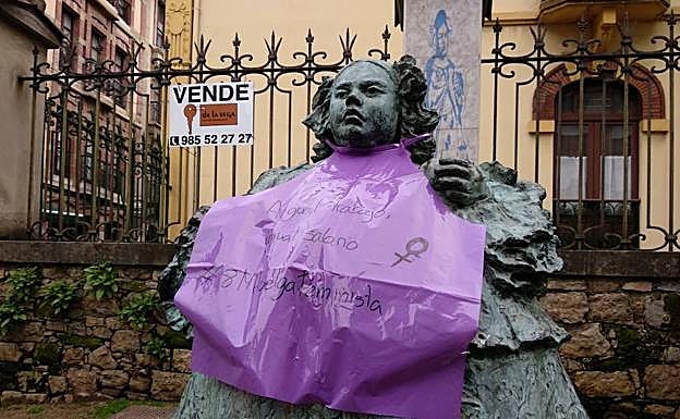 La 'Monstrua' también 'viste' mandil del 8-M.