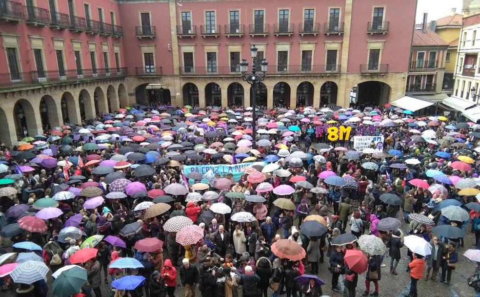 La plaza del Ayuntamiento de Gijón, llena de manifestantes