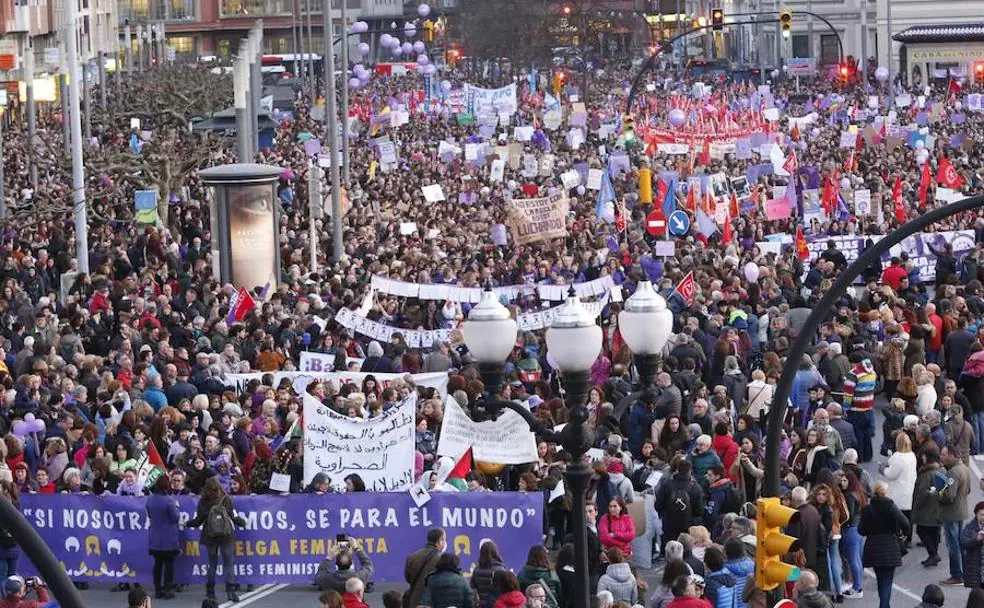 Multitudinaria manifestación por las calles de Gijón.