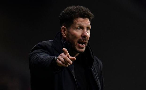 Simeone da indicaciones durante el encuentro ante el Lokomotiv. 