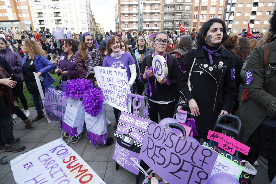 Asturias celebra el Día Internacional de la Mujer en las calles de Gijón en la primera huelga general feminista convocada bajo el lema 'Si nosotras paramos, se para el mundo'
