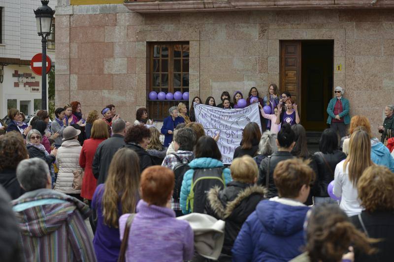 Pasacalles nocturnos en Oviedo, Gijón y Avilés y piquetes informativos en calles y espacios públicos. Así ha comenzado la jornada de huelga del 8 de marzo en Asturias.