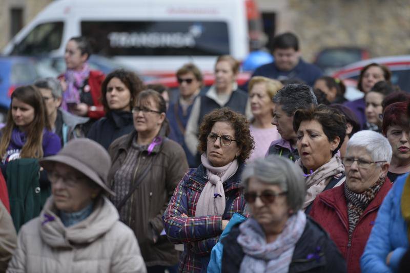 Pasacalles nocturnos en Oviedo, Gijón y Avilés y piquetes informativos en calles y espacios públicos. Así ha comenzado la jornada de huelga del 8 de marzo en Asturias.