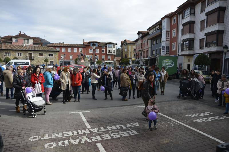 Pasacalles nocturnos en Oviedo, Gijón y Avilés y piquetes informativos en calles y espacios públicos. Así ha comenzado la jornada de huelga del 8 de marzo en Asturias.