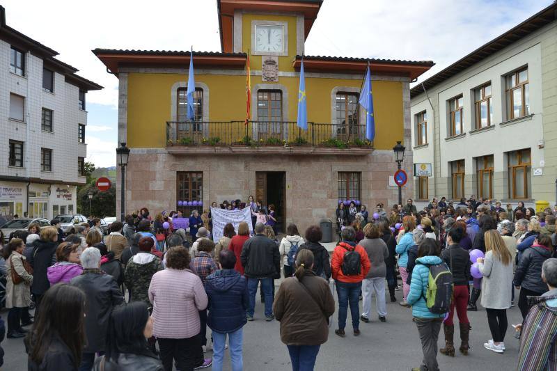 Pasacalles nocturnos en Oviedo, Gijón y Avilés y piquetes informativos en calles y espacios públicos. Así ha comenzado la jornada de huelga del 8 de marzo en Asturias.