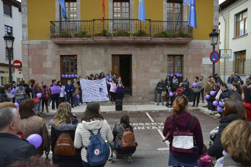 Pasacalles nocturnos en Oviedo, Gijón y Avilés y piquetes informativos en calles y espacios públicos. Así ha comenzado la jornada de huelga del 8 de marzo en Asturias.