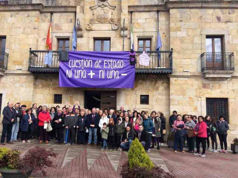 Pasacalles nocturnos en Oviedo, Gijón y Avilés y piquetes informativos en calles y espacios públicos. Así ha comenzado la jornada de huelga del 8 de marzo en Asturias.