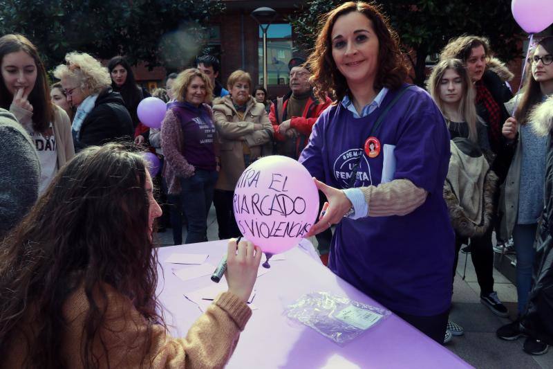 Pasacalles nocturnos en Oviedo, Gijón y Avilés y piquetes informativos en calles y espacios públicos. Así ha comenzado la jornada de huelga del 8 de marzo en Asturias.