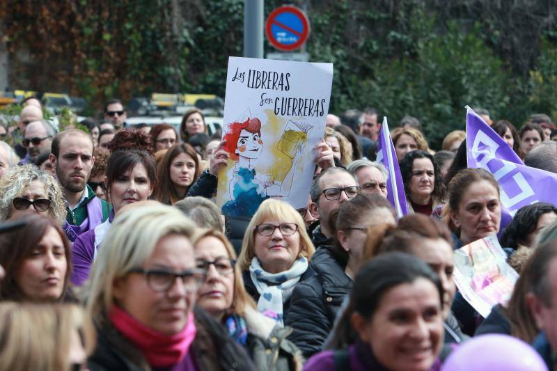 Pasacalles nocturnos en Oviedo, Gijón y Avilés y piquetes informativos en calles y espacios públicos. Así ha comenzado la jornada de huelga del 8 de marzo en Asturias.