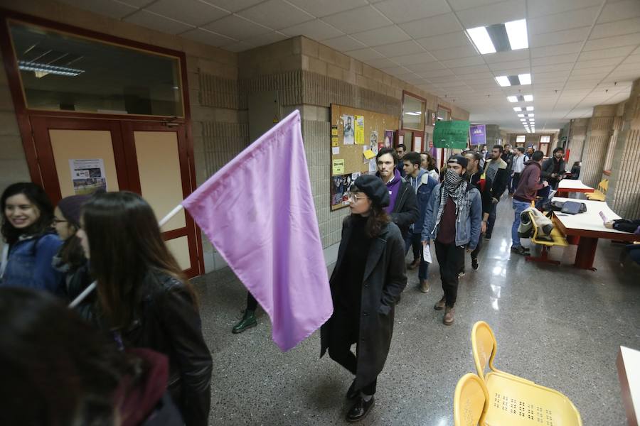 Pasacalles nocturnos en Oviedo, Gijón y Avilés y piquetes informativos en calles y espacios públicos. Así ha comenzado la jornada de huelga del 8 de marzo en Asturias.