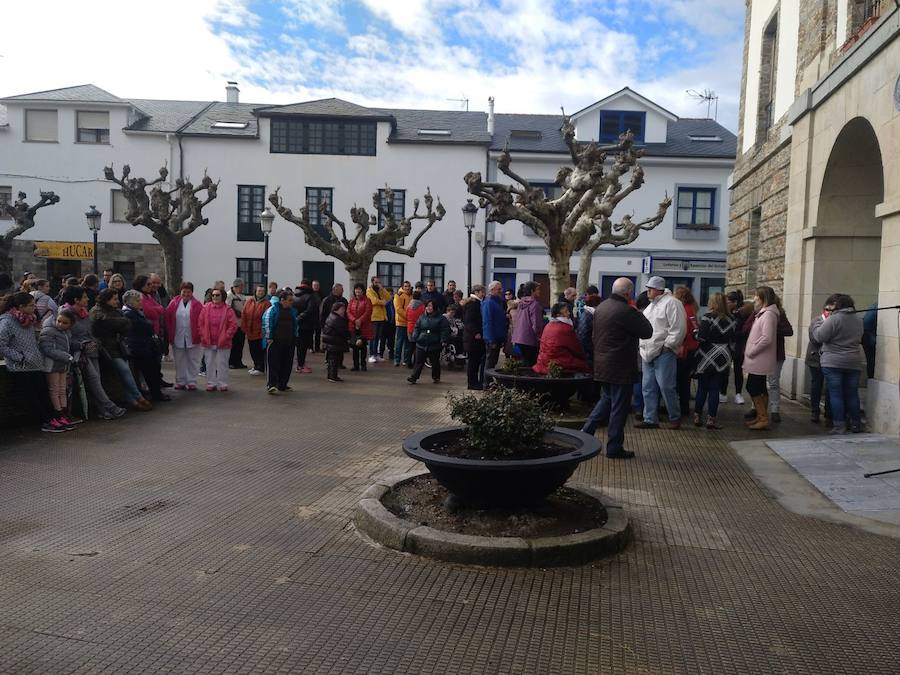 Pasacalles nocturnos en Oviedo, Gijón y Avilés y piquetes informativos en calles y espacios públicos. Así ha comenzado la jornada de huelga del 8 de marzo en Asturias.