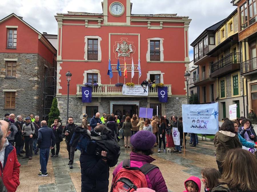 Pasacalles nocturnos en Oviedo, Gijón y Avilés y piquetes informativos en calles y espacios públicos. Así ha comenzado la jornada de huelga del 8 de marzo en Asturias.