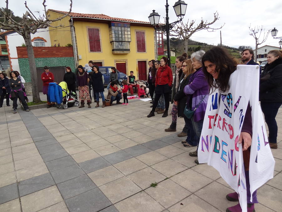 Pasacalles nocturnos en Oviedo, Gijón y Avilés y piquetes informativos en calles y espacios públicos. Así ha comenzado la jornada de huelga del 8 de marzo en Asturias.