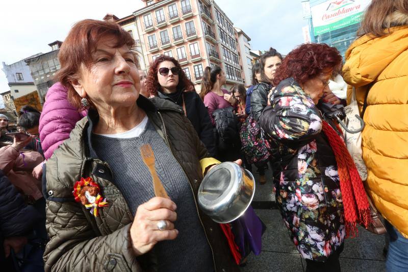 Pasacalles nocturnos en Oviedo, Gijón y Avilés y piquetes informativos en calles y espacios públicos. Así ha comenzado la jornada de huelga del 8 de marzo en Asturias.