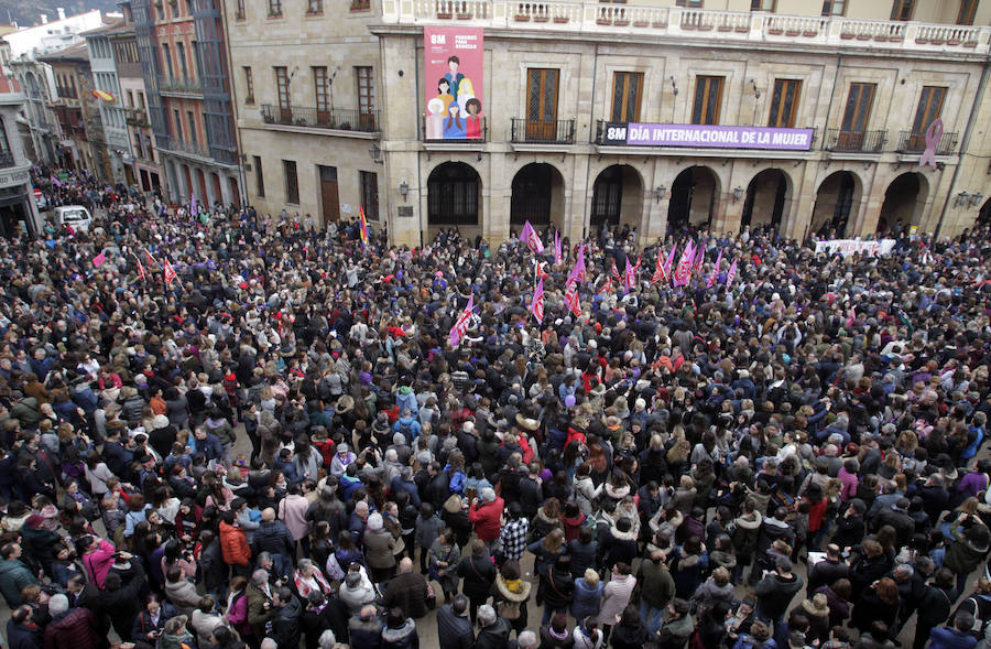 Pasacalles nocturnos en Oviedo, Gijón y Avilés y piquetes informativos en calles y espacios públicos. Así ha comenzado la jornada de huelga del 8 de marzo en Asturias.