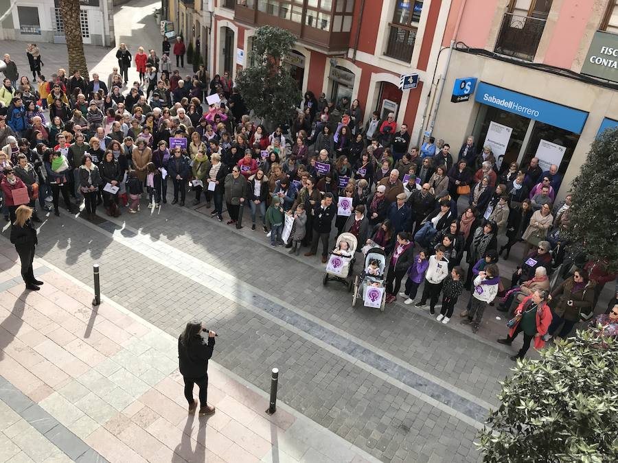 Pasacalles nocturnos en Oviedo, Gijón y Avilés y piquetes informativos en calles y espacios públicos. Así ha comenzado la jornada de huelga del 8 de marzo en Asturias.