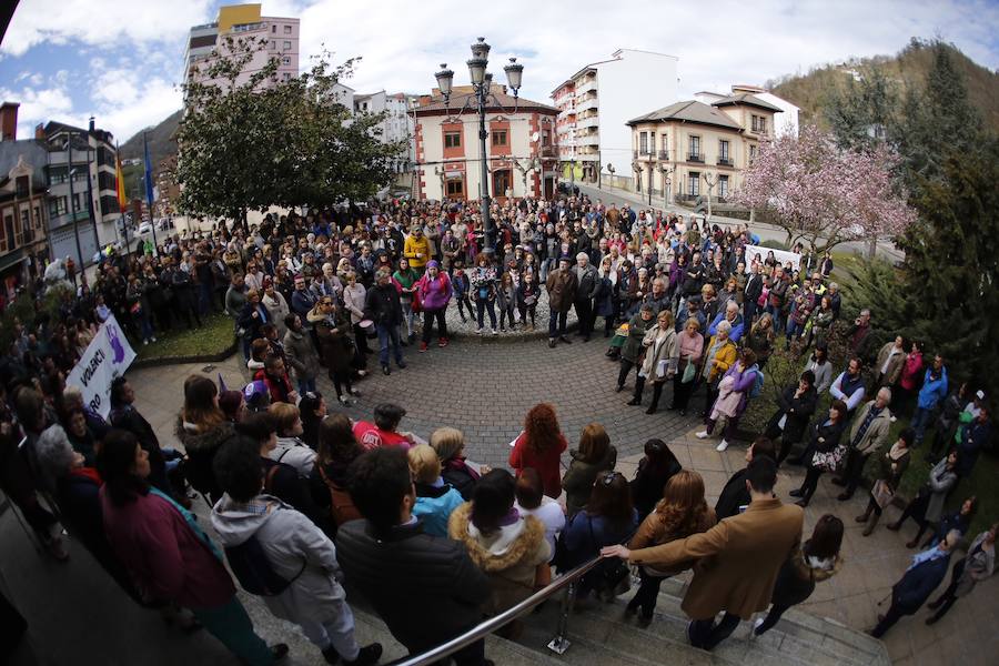 Pasacalles nocturnos en Oviedo, Gijón y Avilés y piquetes informativos en calles y espacios públicos. Así ha comenzado la jornada de huelga del 8 de marzo en Asturias.