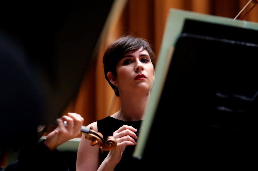 La Orquesta Sinfónica del Principado ha ofrecido un concierto en el AuditorioPríncipe Felipe, en Oviedo, en el que dio su particular homenaje al compositor Leonard Bernstein, del que este año se cumplen 100 años de su nacimiento. La dirección corrió a cargo de Rossen Milanov y Leila Josefowicz fue la violín solista.