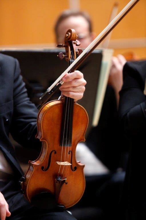 La Orquesta Sinfónica del Principado ha ofrecido un concierto en el AuditorioPríncipe Felipe, en Oviedo, en el que dio su particular homenaje al compositor Leonard Bernstein, del que este año se cumplen 100 años de su nacimiento. La dirección corrió a cargo de Rossen Milanov y Leila Josefowicz fue la violín solista.