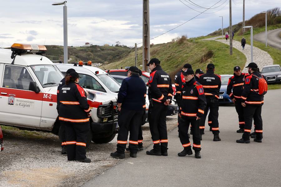 La búsqueda de Lorena Torre se ha reanudado este viernes. Más de cuarenta efectivos participan en el operativo, que rastrea la costa de Gijón en busca de algún indicio sobre la mujer, que desapareció el pasado día 1. 