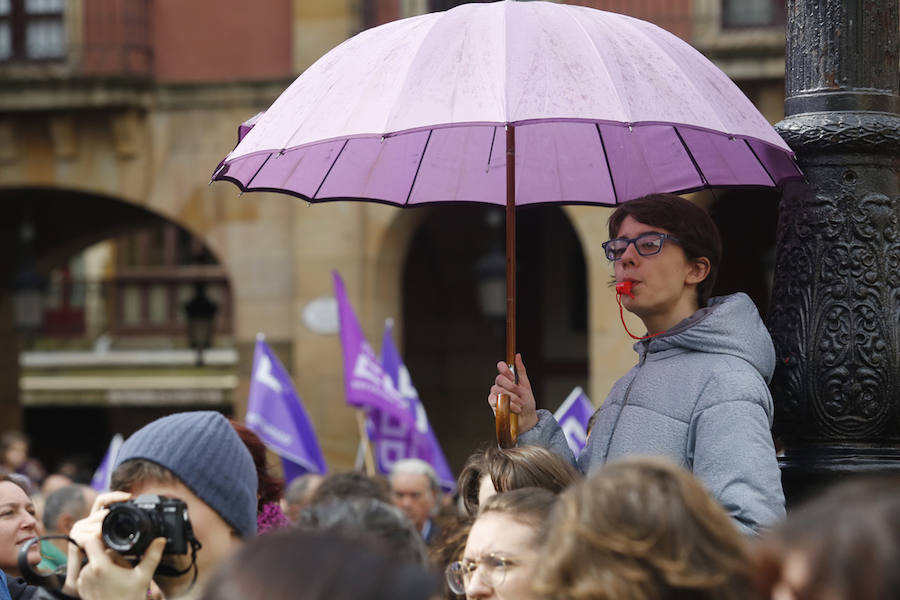 Cientos de personas se concentraron en la plaza Mayor del Ayuntamiento gijonés