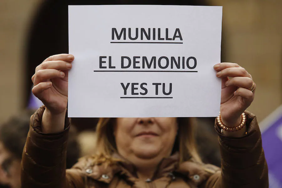 Cientos de personas se concentraron en la plaza Mayor del Ayuntamiento gijonés