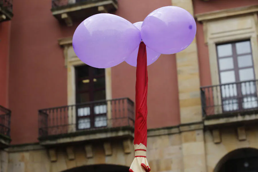 Cientos de personas se concentraron en la plaza Mayor del Ayuntamiento gijonés