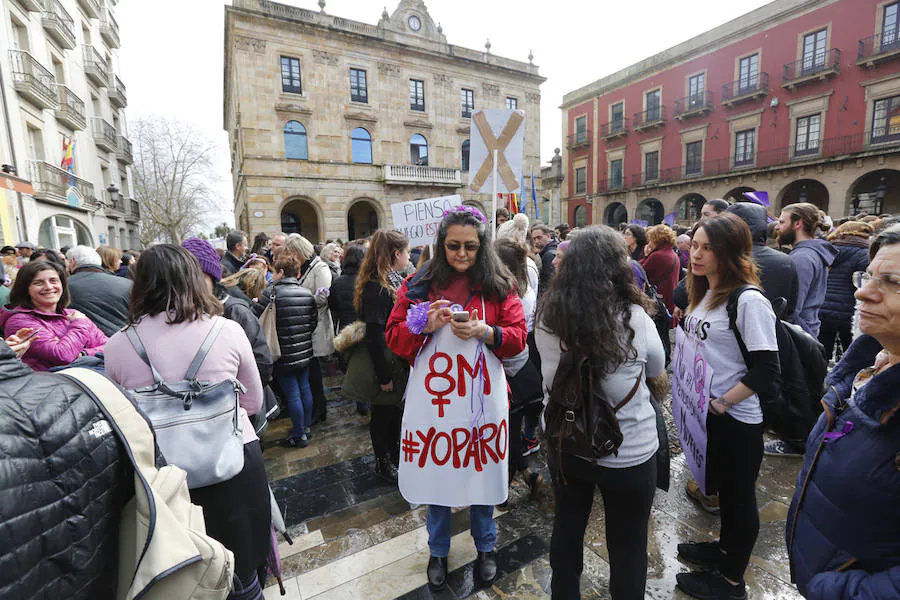 Cientos de personas se concentraron en la plaza Mayor del Ayuntamiento gijonés