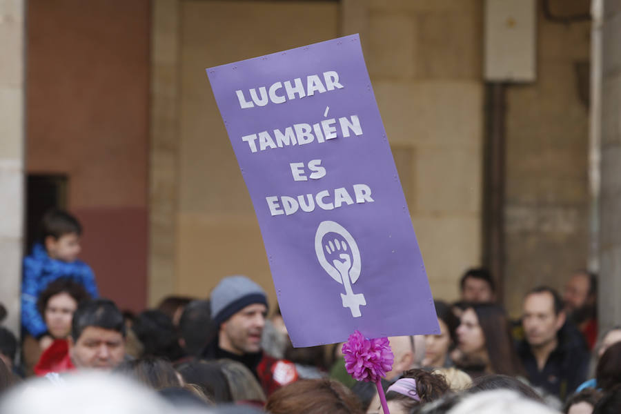 Cientos de personas se concentraron en la plaza Mayor del Ayuntamiento gijonés