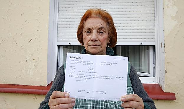 Joaquina Morán enseña el recibo del los 27 euros que paga anualmente en concepto de alquiler.