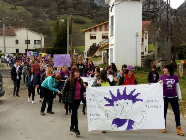 Segunda marcha feminista por las calles de Cabrales, que discurrió entre Poo y Arenas. 