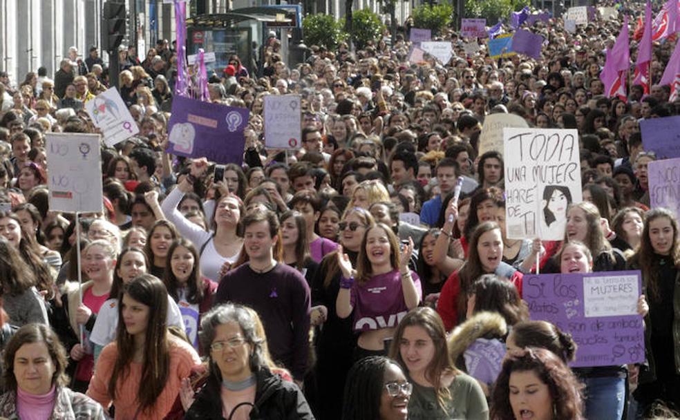 Las manifestación partió al mediodía de la plaza del Ayuntamiento y recorrió las principales calles de la ciudad.