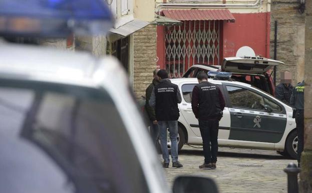 La Guardia Civil registra la vivienda de Ledo en Navia.