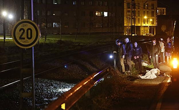 Los agentes custodian el cadáver del hombre golpeado por un tren en El Cerillero.