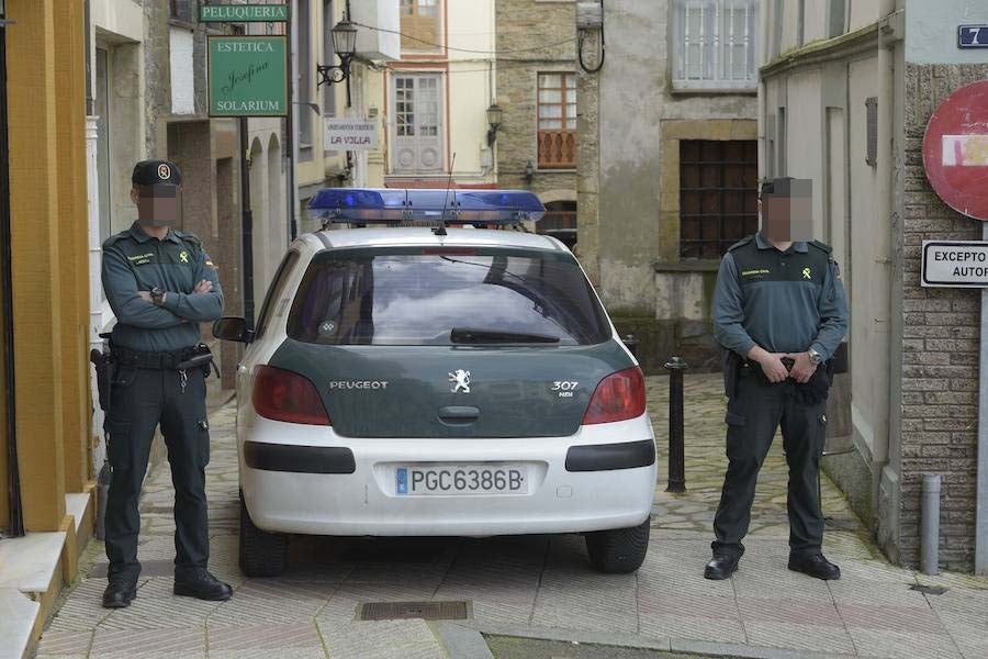 Agentes de la Guardia Civil registran la vivienda de Javier Ledo en Navia. Ha sido detenido como presunto autor del crimen de Paz Fernández Borrego. 