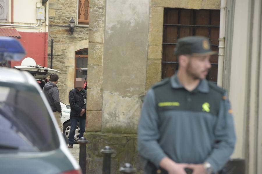 Agentes de la Guardia Civil registran la vivienda de Javier Ledo en Navia. Ha sido detenido como presunto autor del crimen de Paz Fernández Borrego. 