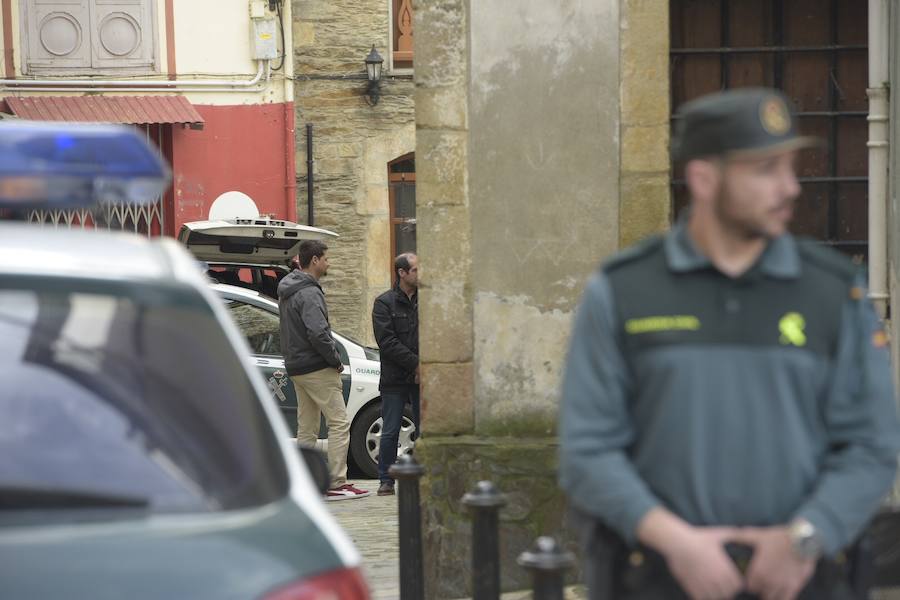 Agentes de la Guardia Civil registran la vivienda de Javier Ledo en Navia. Ha sido detenido como presunto autor del crimen de Paz Fernández Borrego. 