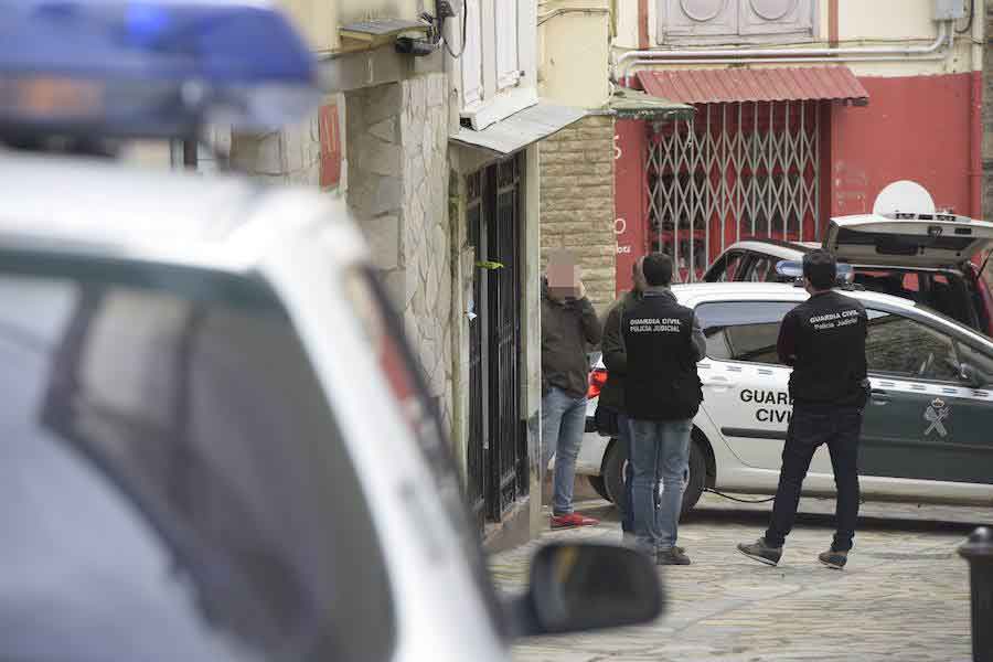 Agentes de la Guardia Civil registran la vivienda de Javier Ledo en Navia. Ha sido detenido como presunto autor del crimen de Paz Fernández Borrego. 