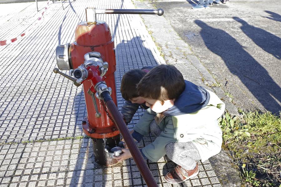 Centenares de personas han disfrutado hoy de la jornada de puertas abiertas del parque de bomberos de Roces. Los más pequeños han sido quienes más han disfrutado de ser bomberos por un día. 